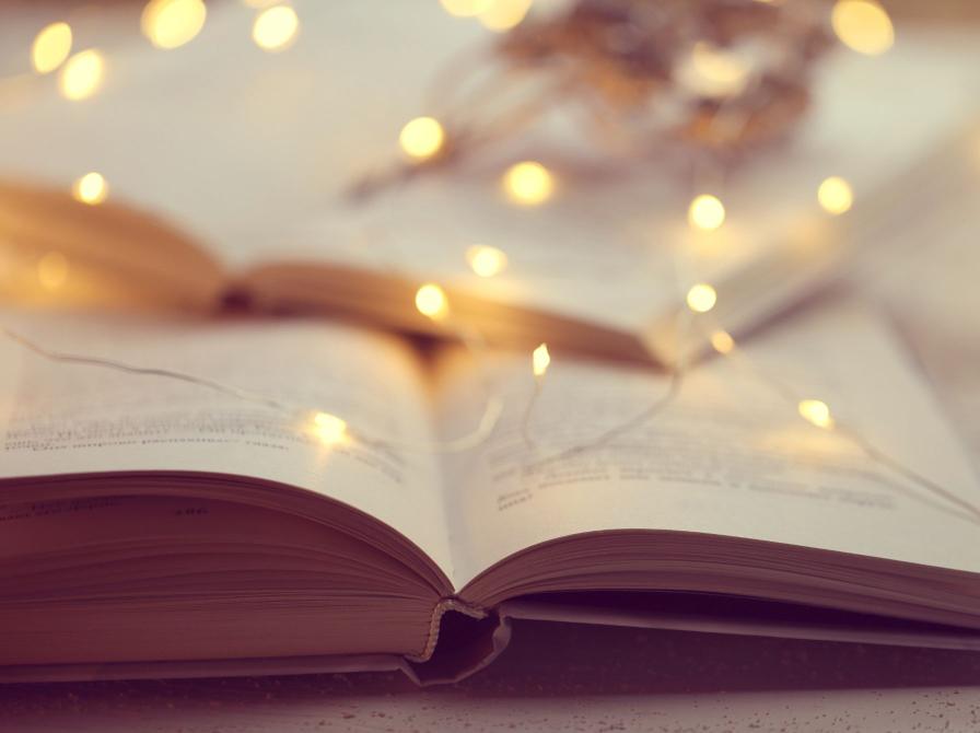 bog med lyskæde